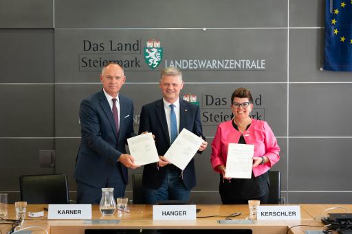 Bundesminister Gerhard Karner, ÖZSV Präsident
Andreas Hanger und Vizepräsidentin StZSV Bernadette Kerschler
unterzeichneten in Graz den Zuwendungsvertrag.