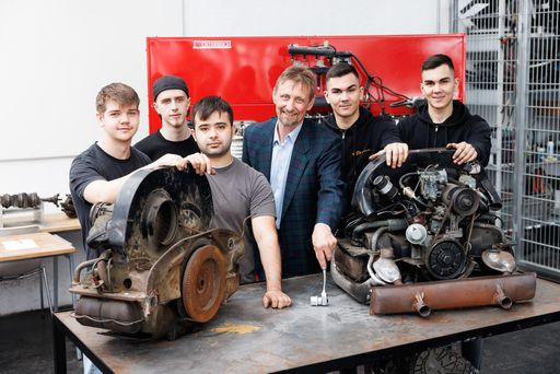 Georg Ringseis, Innungsmeister der Fahrzeugtechnik der
Wirtschaftskammer Wien, ist stolz auf Wiens Elite-Lehrlinge in
KFZ-Technik und Karosseriebau: „Die sExpertenkurse, die über zehn
Monate laufen und am Mobilitätscampus der Wirtschaftskammer Wien
stattfinden, sind darauf ausgelegt, den Lehrlingen nicht nur
vertiefte fachliche Kenntnisse zu vermitteln, sondern sie auch auf
Landes- und Bundesmeisterschaften vorzubereiten.“ Fotocredit:
Florian Wieser