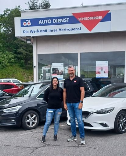  Christian Kleibner, Kundenberatung Birner GmbH,
beim Austausch mit dem Konzeptpartner Kfz-Schildberger.