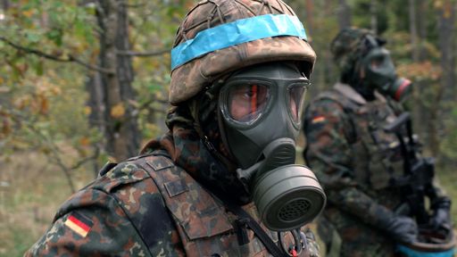 Vorschau Bild von Die Dokumentation ,,Mensch Soldat - Unser Leben mit der
Bundeswehr" begleitet Lebenslinien verschiedener Soldatinnen und
Soldaten am größten Heeresstandort der Bundeswehr, im
niedersächsischen Munster. / Weiterer Text über ots und
www.presseportal.de/nr/6605 / Die Verwendung dieses Bildes für
redaktionelle Zwecke ist unter Beachtung aller mitgeteilten
Nutzungsbedingungen zulässig und dann auch honorarfrei.
Veröffentlichung ausschließlich mit Bildrechte-Hinweis.