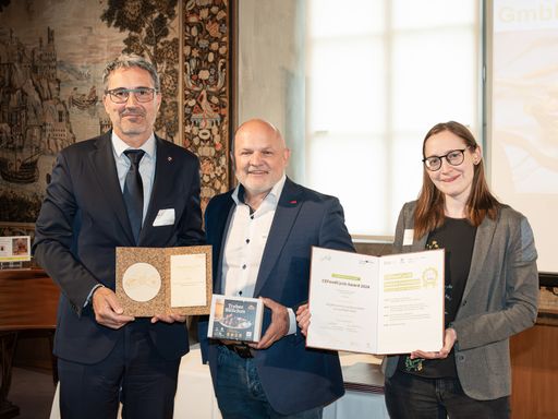 Vorschau Bild von Im Rahmen des Projekts wurde der CEFoodCycle Award
an Unternehmen verliehen, die neue Ideen in der
Lebensmittelkreislaufwirtschaft verfolgen. Für die Region Salzburg –
Bayern ging die Auszeichnung an Stiegl. Thomas Reuter, CPO von
Stiegl, nahm den Award vom Südtiroler Landeshauptmann Arno
Kompatscher und Anna Schliesselberger, FH Salzburg, entgegen.