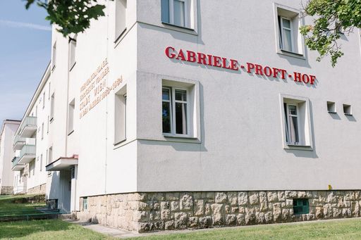  Der Gemeindebau in der Messerschmidtgasse 33-37 in
Wien Währing trägt den Namen Gabriele Proft.
