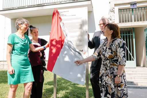 Vorschau Bild von Enthüllung der Hofbenennungstafel nach Gabriele
Proft