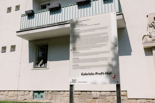 Vorschau Bild von Ab sofort trägt der Gemeindebau in der
Messerschmidtgasse 33-37 in 1180 Wien den Namen Gabriele Proft.