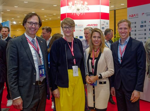 Vorschau Bild von v.l.n.r. Philipp Lindinger (Managing Director,
AUSTROMED), Eva Czernohorszky (Head of Technology Services, Vienna
Business Agency), Tanja Spennlingwimmer (Head of the business unit
IP Management I Deep Technologies I Entrepreneurship, Austria
Wirtschaftsservice GmbH), Johannes Sarx (Managing Director,
LISAvienna)