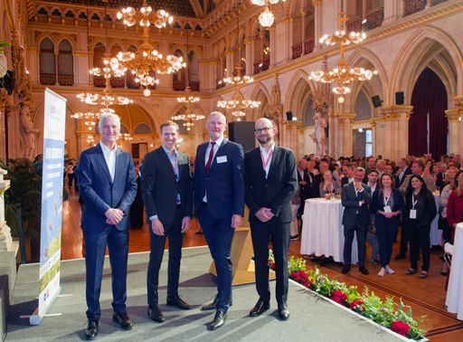 Vorschau Bild von v.l.n.r. Stuart Silk (Chair of the Operations
management committee (OMC), Johannes Sarx (Managing Director,
LISAvienna), Gerald Gschlössl (Präsident, AUSTROMED), Philipp Hainzl
(Managing Director, LISAvienna)