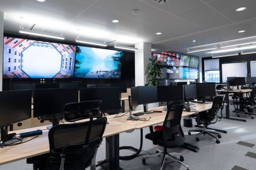 Vorschau Bild von Neuer Sportradar Standort am Austria Campus mit
über 4.500 qm und eigenem Indoor-Padel-Court soll Möglichkeiten für
Wachstum und Kreativität schaffen.