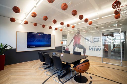 Vorschau Bild von Neuer Sportradar Standort am Austria Campus mit
über 4.500 qm und eigenem Indoor-Padel-Court soll Möglichkeiten für
Wachstum und Kreativität schaffen.