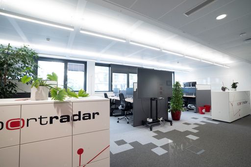 Vorschau Bild von Neuer Sportradar Standort am Austria Campus mit
über 4.500 qm und eigenem Indoor-Padel-Court soll Möglichkeiten für
Wachstum und Kreativität schaffen.