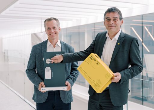 Vorschau Bild von (v.l.): Martin Pansy, Gründer und CEO, Nuki Home
Solutions, mit Peter Umundum, Vorstandsdirektor für Paket &
Logistik, Österreichische Post AG (© Österreichische Post AG)