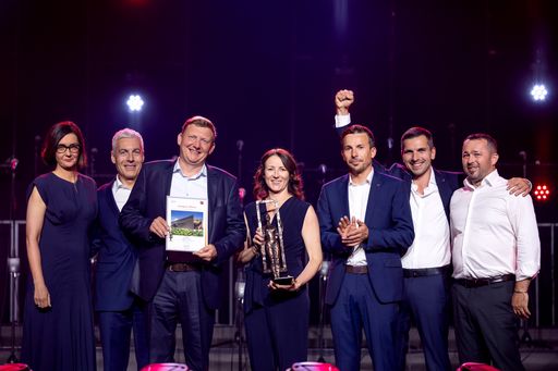 Baumit gratuliert dem Kategoriesieger „Besondere
Struktur“ VINO.TAKE von links nach rechts: Judit Járomi, GF Baumit
Ungarn, Georg Bursik, GF Baumit Österreich, Wolfgang und Ursula
Kowald, Bauherren, Andreas Konrad, Baumit Außendienst, Manuel
Schleich, Baumit Außendienst und Dimitru Marcut, MD-Putze