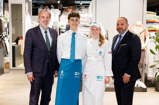 Werner Schnabl, Leiter der Tourismusschulen MODUL
(li), und MODUL-Fachvorstand Didier El Senosy (re) bei der
offiziellen Uniformpräsentation für den Paralympics-Einsatz.
