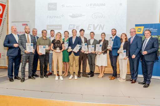 Auf dem Foto sind alle Gewinnerinnen und Gewinner
aus allen Kategorien und Plätzen zu sehen.