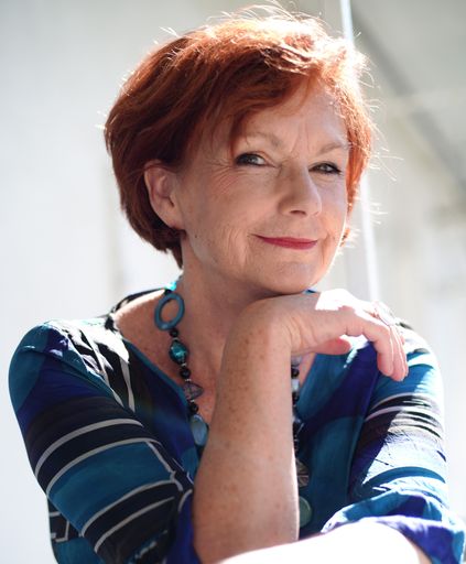 Vorschau Bild von Schauspielerin Uschi Nocchieri rezitiert zum
Auftakt der Eventreihe "Kultur in der ATOMOS Klinik Währing" Hugo
von Hofmannsthal.