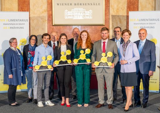 Die Fachzeitschrift DIE ERNÄHRUNG hat in einem
Festakt die Wissenschaftspreise DER ALIMENTARIUS 2024 an vier
Preisträgerinnen und Preisträger vergeben. A.o. Univ.-Prof. DI Dr.
Sabine Baumgartner, BOKU University, Laudatorin; Assoc. Prof. Dr.
Regine Schönlechner, BOKU University, Laudatorin; Dipl.-Ing. Martin
Ladurner, Preisträger Masterarbeit; Ao.Univ.-Prof. i.R. Dipl.-Ing.
Dr. nat. techn. Emmerich Berghofer, BOKU University, Laudator; Dr.
nat. techn. Rubina Rumler, MSc, Preisträgerin Dissertation;
Univ.-Prof. Dr. med. vet. Martin Wagner, Dipl.ECVPH, Vet Med Wien,
Laudator; Sara Sofie Schlachter, BSc MSc, Preisträgerin
Masterarbeit; Dr. rer. nat. Ian Oesterle, BSc MSc, Preisträger
Dissertation; Dipl.-Ing. Josef Plank, Vorsitzender des
Universitätsrats der BOKU University; Mag. Katharina Koßdorff,
Geschäftsführerin des Fachverbands der Lebensmittelindustrie und
Herausgeberin der Fachzeitschrift DIE ERNÄHRUNG; Fachverbands-Obmann
KR DI Johann Marihart (v.l.n.r).
