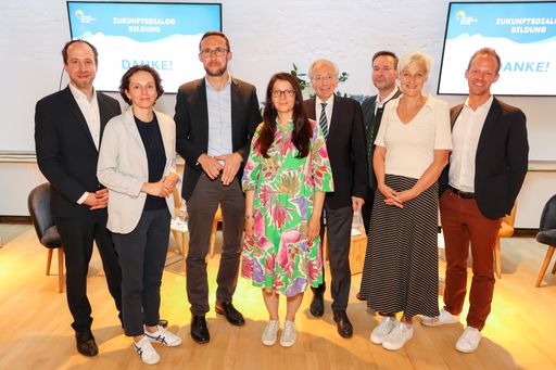  https://www.apa-fotoservice.at/galerie/37262 BILD zu OTS -
Gruppenfoto zum Abschluss des "Zukunftsdialog Bildung: Gemeinsam für
eine nachhaltige Bildungsstrategie"
