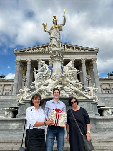Vorschau Bild von Philipp Rader, Initiator der Bürgerinitiative, mit
Edith Pürschel, MBA, Vizepräsidentin (links) und Dr. Irmgard
Helperstorfer, AÖWB-Generalsekretärin (rechts) mit 6451
Unterschriften im Paket.