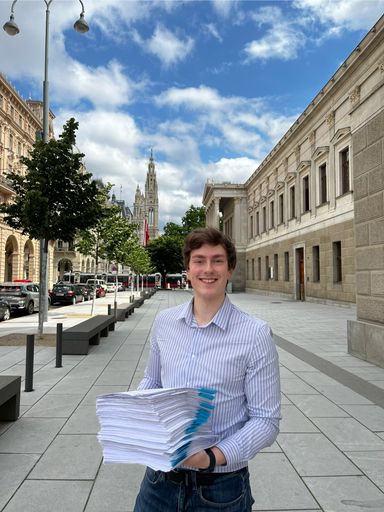 Philipp Rader, Klosterneuburger und Doktorand in
London, präsentiert stolz die Unterschriftenliste der
Bürgerinitiative.