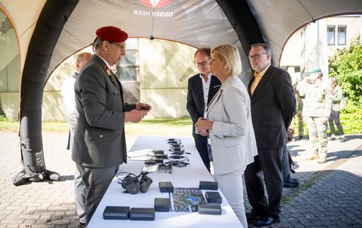 Verteidigungsministerin Klaudia Tanner übergibt die modernen
Funkgeräte an die 7. Jägerbrigade.