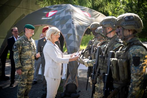 Vorschau Bild von Verteidigungsministerin Klaudia Tanner übergibt moderne
Soldatenfunkgeräte an die 7. Jägerbrigade.