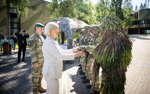 Vorschau Bild von Verteidigungsministerin Klaudia Tanner übergibt moderne
Soldatenfunkgeräte an die 7. Jägerbrigade.
