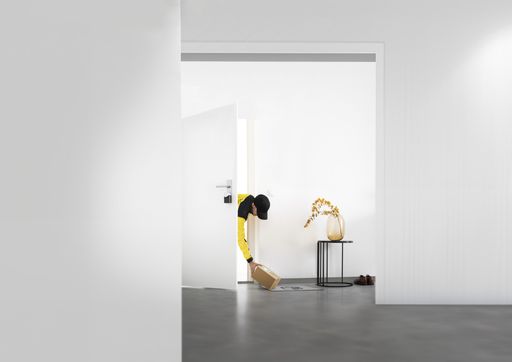 Die Zusteller*innen öffnen die Tür mit ihrem
mobilen Gerät, stellen das Paket im Vorzimmer ab und sperren danach
wieder zu.