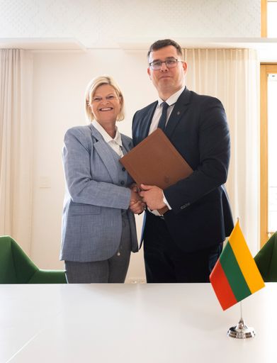 Verteidigungsministertreffen in Brüssel. Verteidigungsministerin
Klaudia Tanner unterzeichnet mit Litauens Verteidigungsminister
Laurynas Kasčiūnas die Note of Joining zum LTU PESCO Projekt Cyber
Rapid.