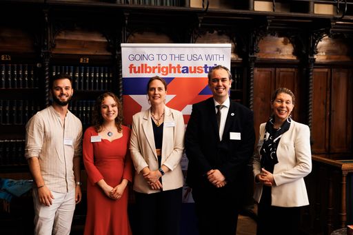 Feierlich eröffnet wurde die Veranstaltung von Fulbright Austrias
Executive Director Hermann Agis, Botschaftsrätin für öffentliche
Angelegenheiten Elizabeth Martin-Shukrun von der US-Botschaft in
Wien und Botschafterin Franziska Honsowitz-Friessnigg vom
Bundesministerium für europäische und internationale
Angelegenheiten. Die derzeitige US-Fulbright-Combined-Stipendiatin
Amanda Riggenbach und der ehemalige österreichische
Fulbright-Fremdsprachenassistent Toni Grgic aus dem Programmjahr
2022/23 teilten ihre persönlichen Erfahrungen als kulturelle
Botschafter:innen mit der anwesenden Fulbright-Austria-Gemeinschaft.
