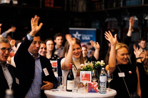 Vorschau Bild von Am 23. Mai 2024 lud Fulbright Austria zum fünften SummerFest ins
Billrothhaus ein. Gemeinsam mit hundert Gästen aus den USA und
Österreich sowie aktuellen und zukünftigen Programmteilnehmenden
setzte Fulbright Austria ein nachhaltig helles Zeichen für
kulturelles Verständnis und Wissensaustausch.