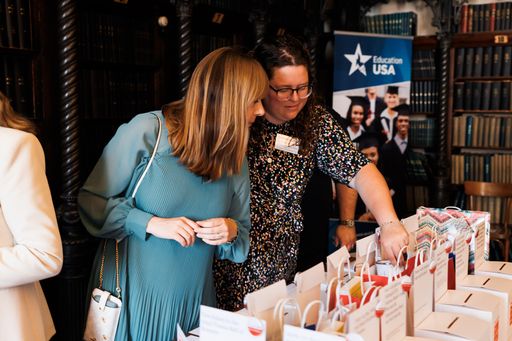 Vorschau Bild von Spenden von Privatpersonen, wie im Zuge des SummerFests 2024,
helfen Fulbright Austria, die Möglichkeiten, von denen vergangene
Generationen an Programmteilnehmenden profitiert haben, auch
zukünftigen Generationen zu bieten.