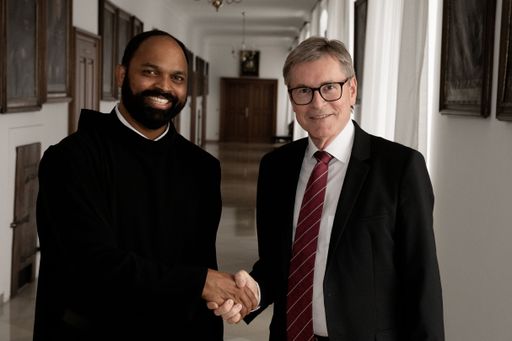 Provinzial Saji Mullankuzhy, Provinzial der
Österreichischen Ordensprovinz der Barmherzigen Brüder, begrüßt Mag.
Peter Ausweger als wirtschaftlichen Gesamtleiter der Ordensprovinz