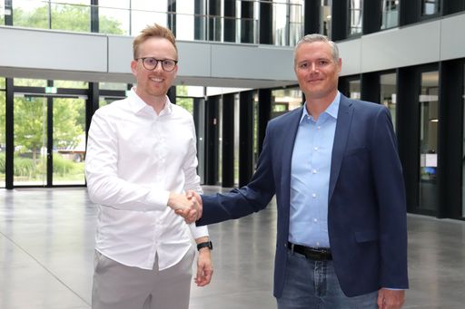  Henrik Jablonowski (Strategischer Einkäufer,
Goldbeck GmbH) und Alexander Höss (Geschäftsführer, Digando GmbH)
mit Handschlag zur Kooperation.
