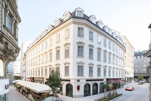  Die barocke Fassade des Hotels THE LEO GRAND wurde
mit großer Liebe zum Detail in Absprache mit dem Denkmalschutzamt
akribisch revitalisiert.