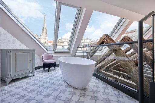 Vorschau Bild von Im zweiten Stock der Leopold Suite des Hotels THE
LEO GRAND befindet sich die freistehende Badewanne mit dem
beeindruckendsten Ausblick auf den Stephansdom.