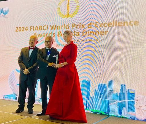 Vorschau Bild von Gabriele Lenikus erhält den FIABCI World Silver
Prix d'Excellence Award für das THE LEO GRAND Hotel in der Kategorie
"Heritage - kulturelles Erbe".