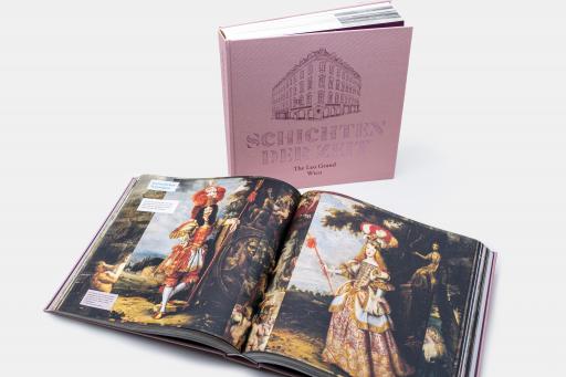 Vorschau Bild von Die historische und gesellschaftliche Aufbereitung
der Geschichte des Hauses in Verbindung mit der Geschichte Wiens,
findet sich in den von LENIKUS herausgegebenen und in deutscher und
englischer Sprache erschienenen mit rund 600 Seiten sehr umfassenden
Publikationen „Schichten der Zeit“ bzw. „Layers of Time“.