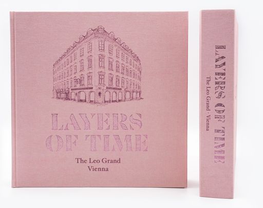 Vorschau Bild von Die historische und gesellschaftliche Aufbereitung
der Geschichte des Hauses in Verbindung mit der Geschichte Wiens,
findet sich in den von LENIKUS herausgegebenen und in deutscher und
englischer Sprache erschienenen mit rund 600 Seiten sehr umfassenden
Publikationen „Schichten der Zeit“ bzw. „Layers of Time“.