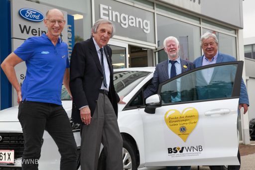  Martin Schallmayer (Ford Weintritt Baden),
Präsident Lions Club Wien Vindobona Arch. DI Friedrich Lechner, BSV
WNB Obmann Kurt Prall und Clubsekretär LC Wien Vindobona Heinz
Schmid vor dem neuen Einsatzwagen des BSV WNB.