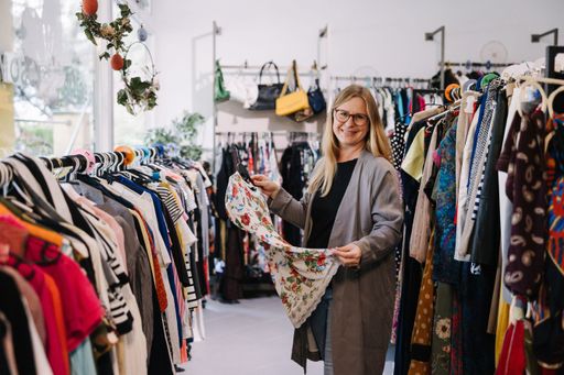 Judith Schmuck verkauft Secondhand im Gemeindebau
in Wien Meidling.