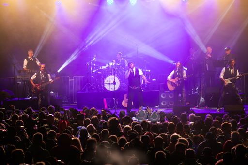  Die Schürzenjäger gehören zu den erfolgreichsten
Musikgruppen Österreichs und haben mit Hits wie „Sierra Madre“ und
ihren legendären Open Airs Musikgeschichte geschrieben. Ihr Auftritt
am 21. Juni 2024 im Alpbachtal sollten sich Musikfans nicht entgehen
lassen.