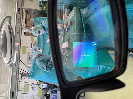 Vorschau Bild von Die Augmented-Reality-Brille hilft mit
Einblendungen, den richtigen Zugangsweg bei der Operation zu finden.