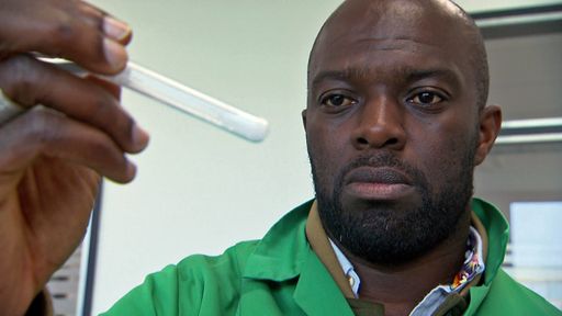 Hans Sarpei untersucht die Droge Crystal Meth. / Weiterer Text
über ots und www.presseportal.de/nr/6605 / Die Verwendung dieses
Bildes für redaktionelle Zwecke ist unter Beachtung aller
mitgeteilten Nutzungsbedingungen zulässig und dann auch honorarfrei.
Veröffentlichung ausschließlich mit Bildrechte-Hinweis.