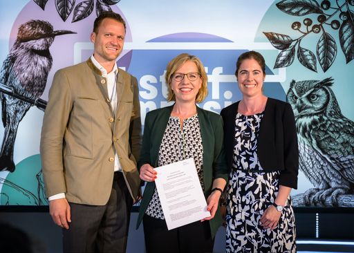  (v.li) Johann Eder, Vorstandsvorsitzender Forum Rohstoffe,
Bundesministerin Leonore Gewessler und Petra Gradischnig,
Geschäftsführerin Forum Rohstoffe