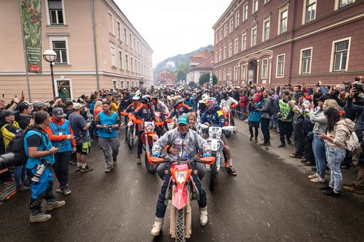 Der Sturm auf Eisenerz 2024: Red Bull Erzbergrodeo
Veranstalter Karl Katoch zieht an der Spitze von tausenden
Motorrädern durch die Stadtgemeinde Eisenerz