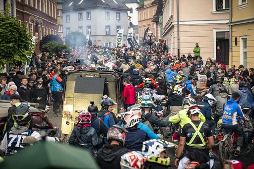 Vorschau Bild von Sturm auf Eisenerz 2024: der Ansturm an Fans und
Teilnehmern sprengt logistisch alle Grenzen