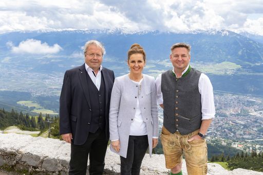 Im Rahmen eines gemeinsamen Pressegesprächs
präsentierten ÖW-Chief-Operating Officer Sandra Neukart,
WKÖ-Seilbahnen-Obmann Franz Hörl und Kornel Grundner, Vorsitzender
der Qualitätsinitiative „Beste Österreichische Sommer-Bergbahnen“,
heute auf der Seegrube in Innsbruck einen optimistischen Ausblick
auf die kommende touristische Sommersaison in den Bergregionen
Österreichs.