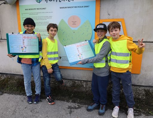 Vorschau Bild von Schüler des Meinhardinums Stams absolvierten den
Entsorgungslehrpfad von Höpperger Umweltschutz.