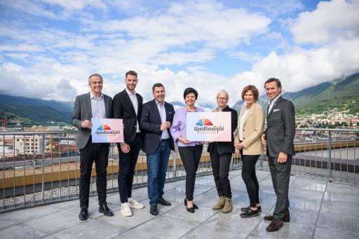  v.l.: Meteorologe Georg Haas, Matthias Pöschl
(Geschäftsführer der Agrarmarketing Tirol), Marcus Hofer
(Geschäftsführer der Standortagentur Tirol), Karin Seiler
(Geschäftsführerin der Tirol Werbung), Glaziologin Andrea Fischer,
Petra Fraune (Geschäftsführerin des TVB Tiroler Zugspitz Arena) und
Josef Margreiter (Vorsitzender der Lebensraum Tirol Gruppe)