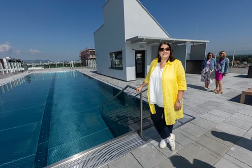 Vorschau Bild von Wohnbaustadträtin Kathrin Gaál am Dachpool