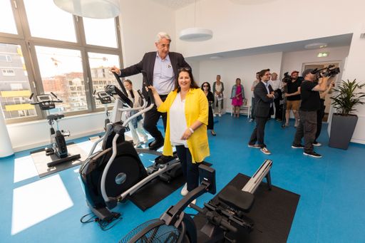 Vorschau Bild von Bezirksvorsteher Ernst Nevrivy gemeinsam mit
Vizebürgermeisterin und Wohnbaustadträtin Kathrin Gaál bei der
Besichtigung des Fitnessraums